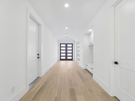 3rd image of 1302 Springrock Ln