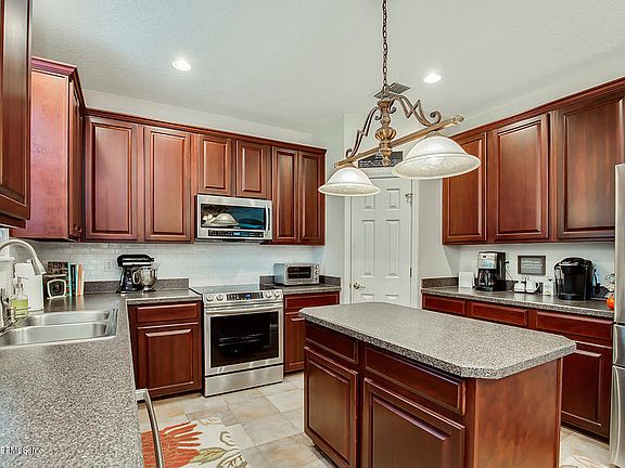 4th image of 680 Acorn Chase Dr