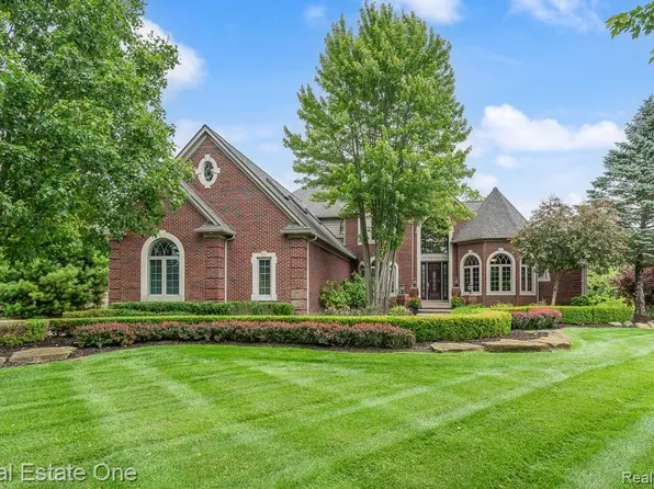 2737 Pebble Beach Dr, Oakland, MI 48363