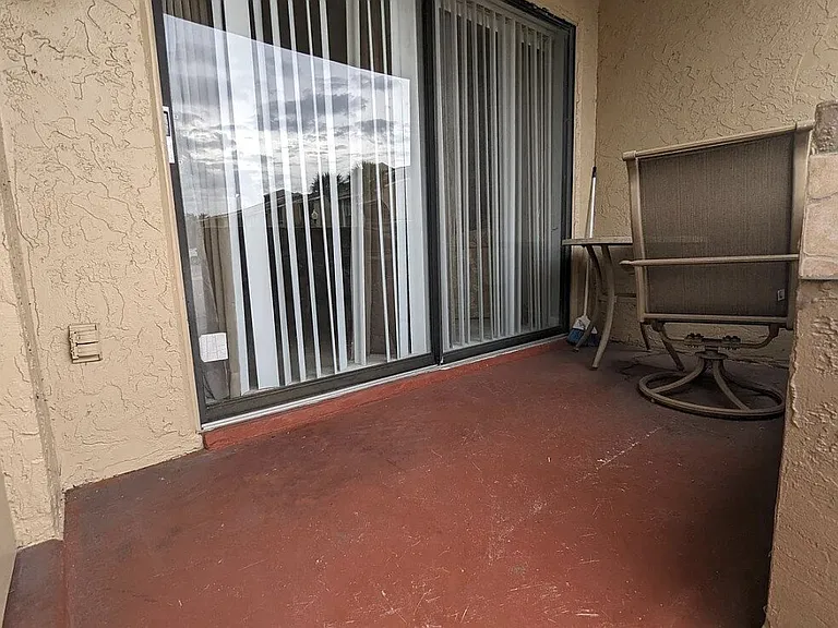 5229 Vineland Rd — Photo 2