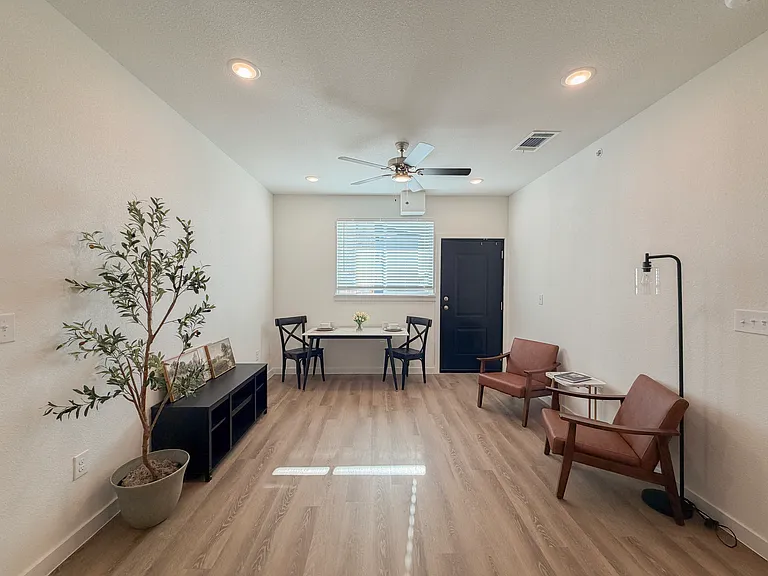 Beyond The Bend Apartments — Photo 33