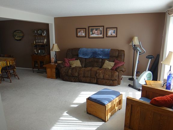 3rd image of 657 Cindy Ln