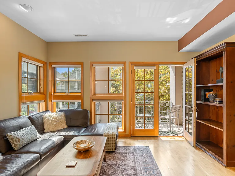2537 NW Upshur St — Photo 3