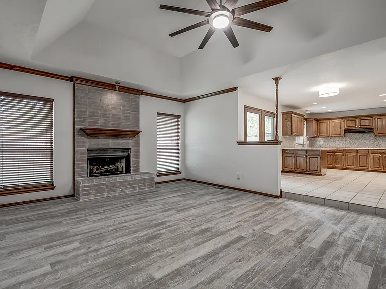 1817 Victoria Dr — Photo 11