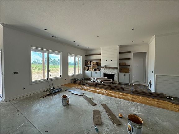 2nd image of 301 Jenna Ln