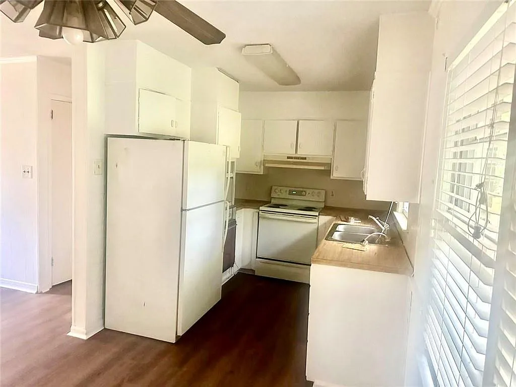 3 bed, 2.0 bath, 1200 sqft, $1,100 — Photo 3