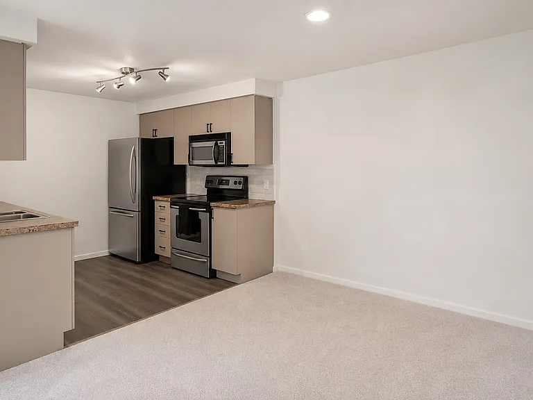 215 9th St #D302 — Photo 3