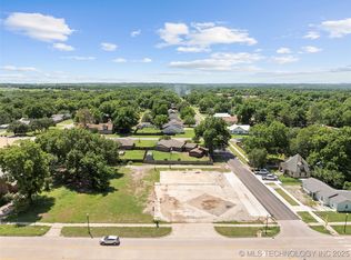 602 E Main St, Davis, OK 73030