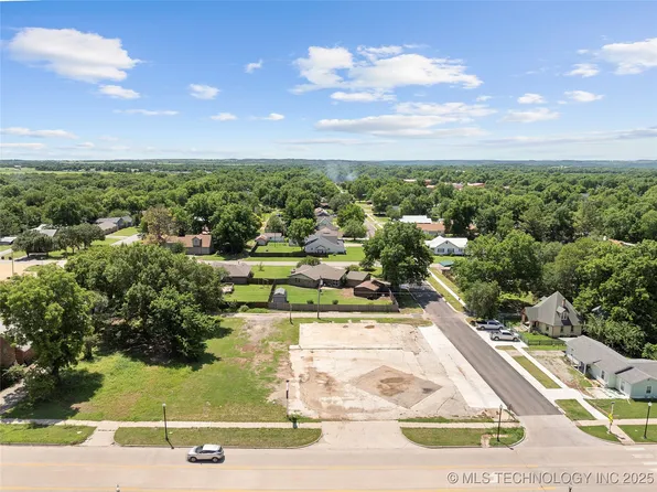 602 E Main St, Davis, OK 73030