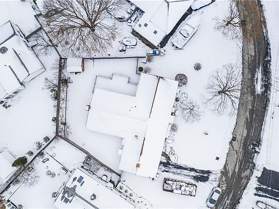 4th image of 19 Leawood Dr