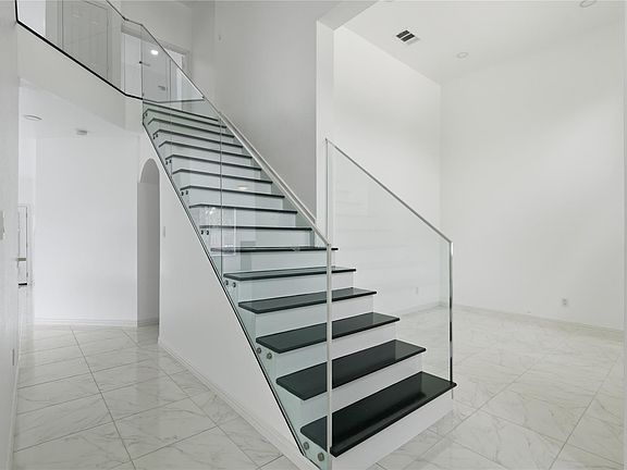 2nd image of 5001 Spicewood Dr