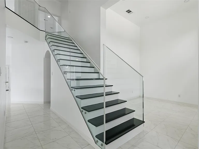5001 Spicewood Dr — Photo 2