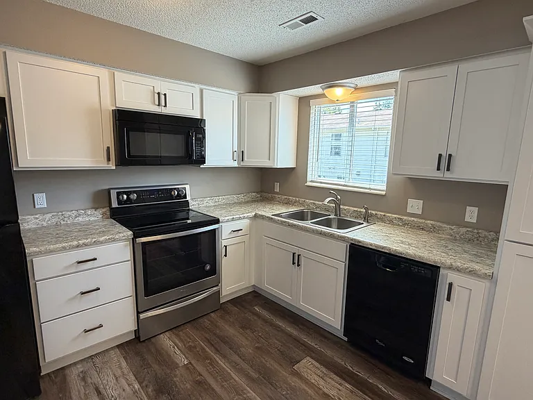 1340 Sunny Wood Dr — Photo 3