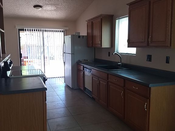 4th image of 110 N Schrader Ln