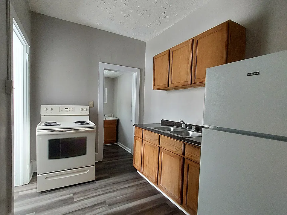 242 W Main St