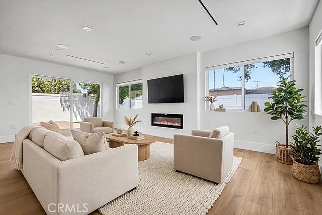 3 bed, 1700 sqft, $5,650 — Photo 2