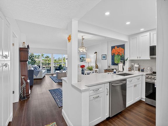 4th image of 2611 N Riverside Drive #304