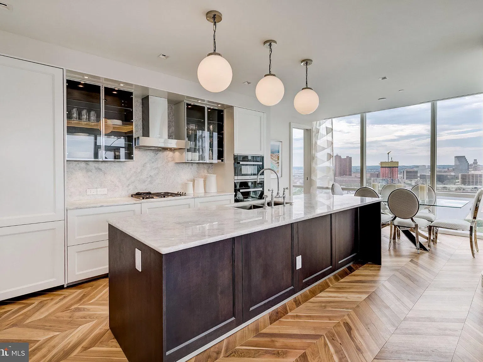 Four Seasons Residences — Photo 3