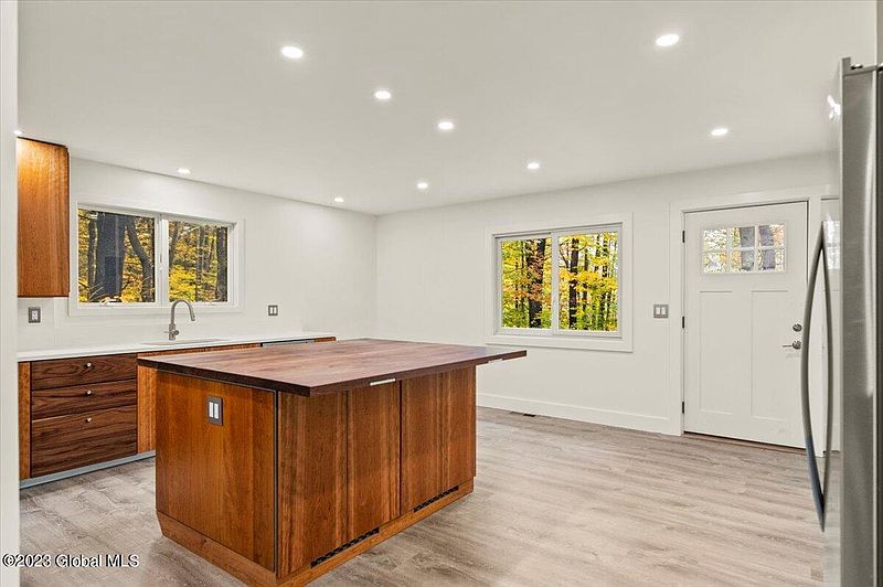 5th image of 653 Strakos Road