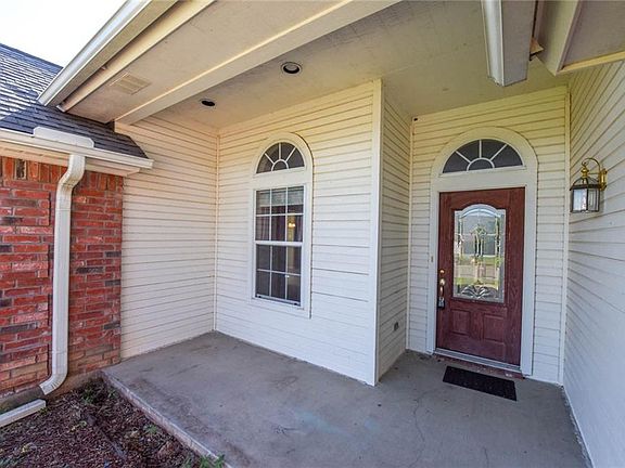 2nd image of 614 Bluebonnet St