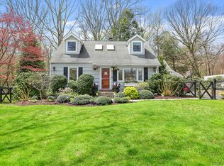 347 Winnepoge Dr, Fairfield, CT 06825