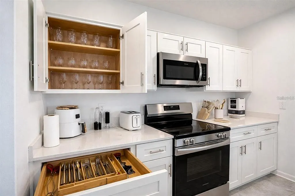 4 bed, 2.5 bath, 2050 sqft, $2,900 — Photo 4