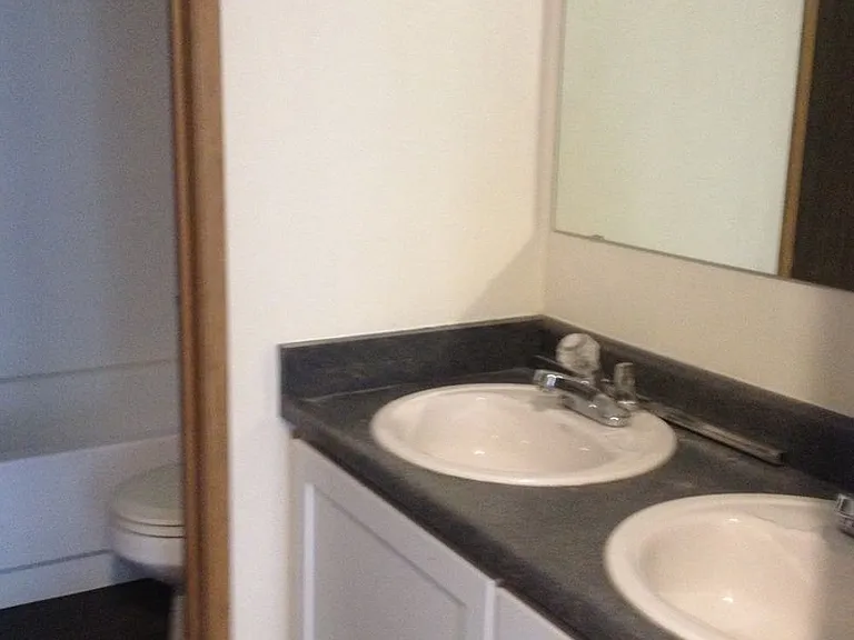 Adams Court Apartments — Photo 24