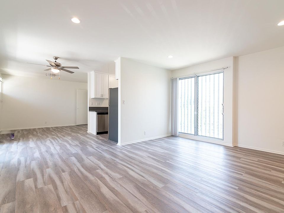 1st image of 868 W Knoll Dr #9