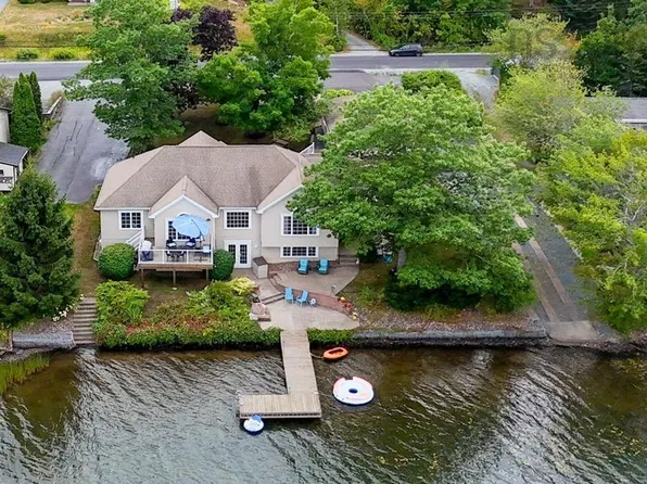 385 Lakeview Ave, Middle Sackville, NS B4E 3B6