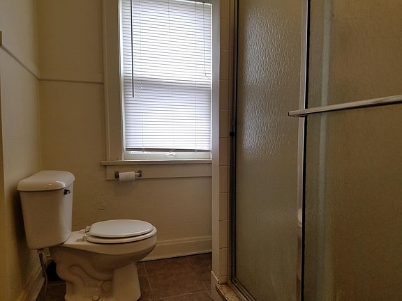 5th image of 195 E 6th Ave