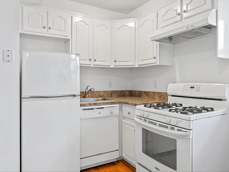 25-82 37th St #3C — Photo 5