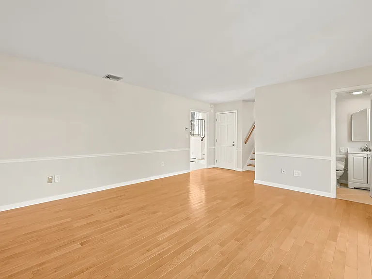 60 Oakland Ave — Photo 8