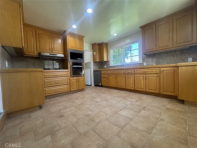 7245 Wish Ave — Photo 6