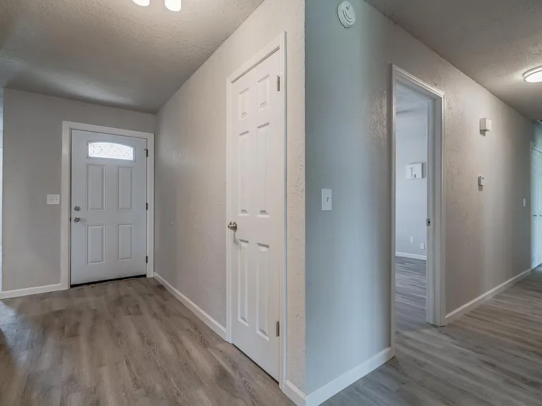605 Saint James Pl — Photo 6