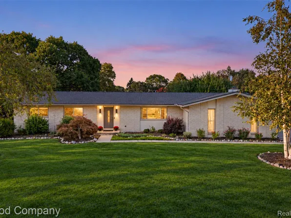 1115 Torpey Dr, Troy, MI 48083