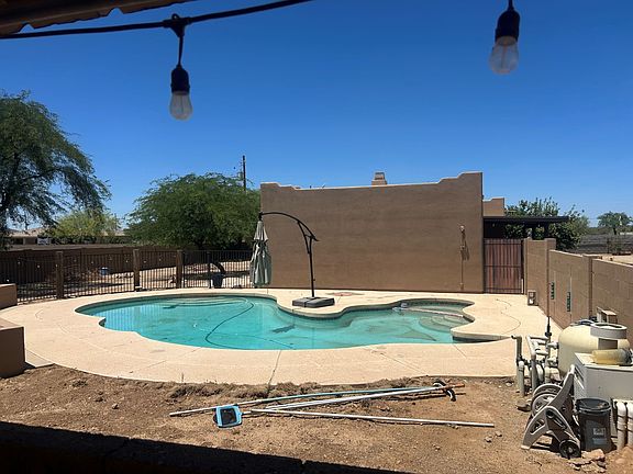 Unique Horse Head Pool & Spa (Propane tank on premises--Tenant pays for propane fill)