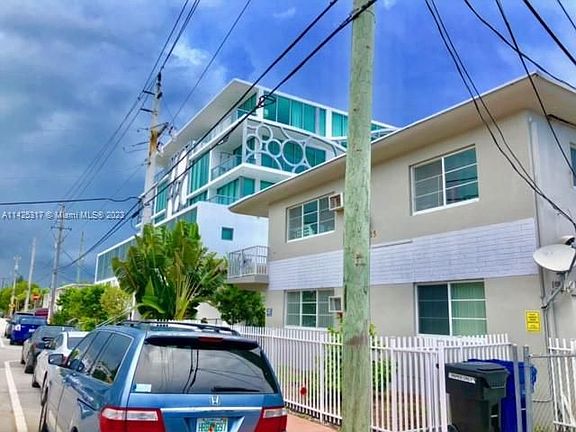 3rd image of 8415 Crespi Blvd #4