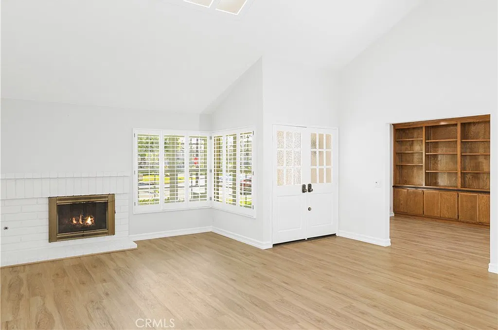 126 E Yale Loop — Photo 2