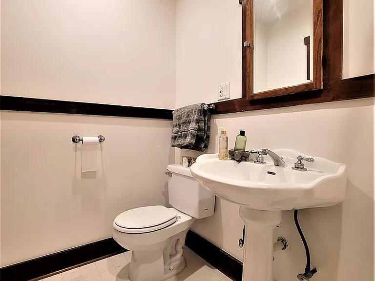 8918 Burton Way — Photo 14