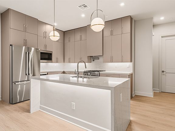 5th image of 1900 S Ervay St #416