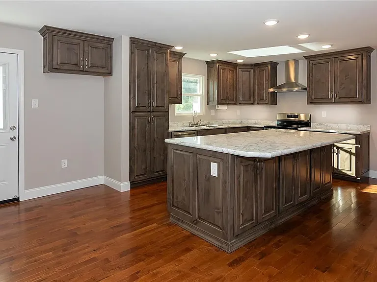 1341 Meadow Dr — Photo 3