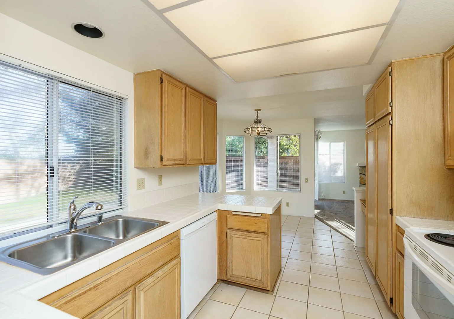 4 Bedroom Home in the Summer Creek Community of West Escondido — Photo 2