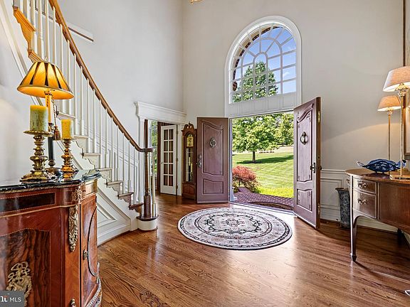 4th image of 11 Springhill Farm Ct