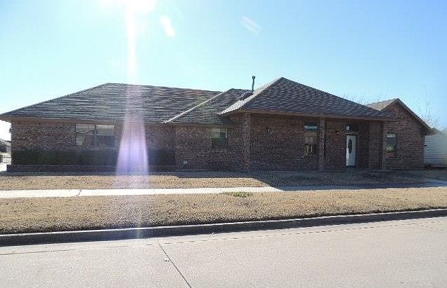 1st image of 400 Cypress Dr