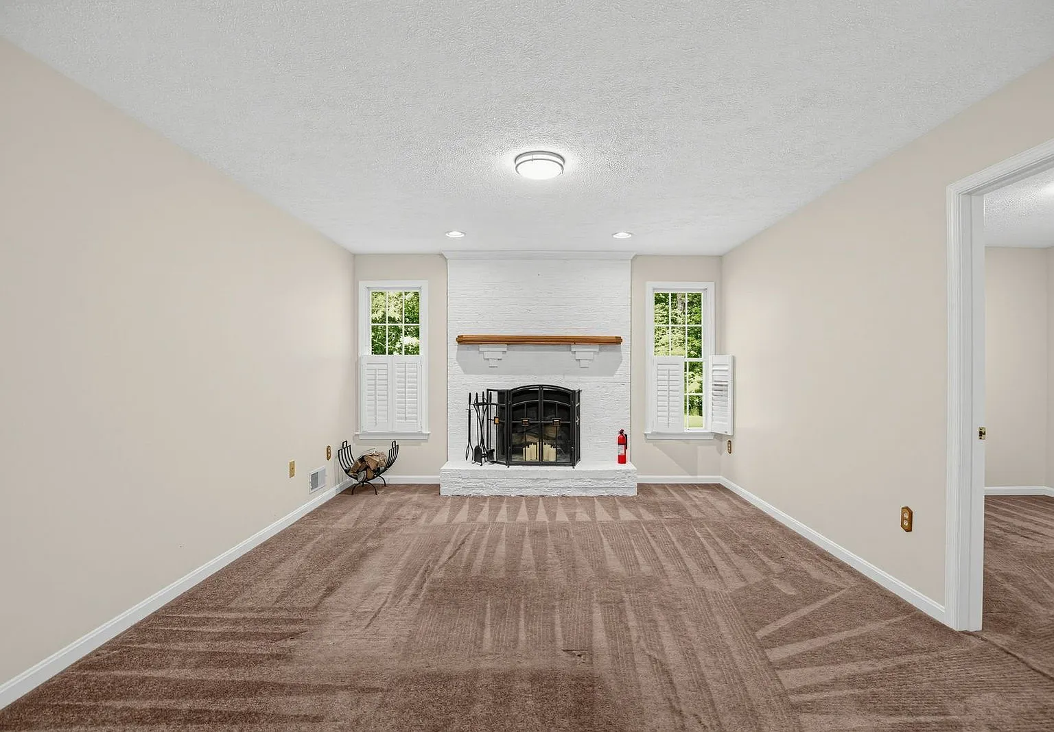 4 bed, 3.0 bath, 2810 sqft, $3,200 — Photo 2