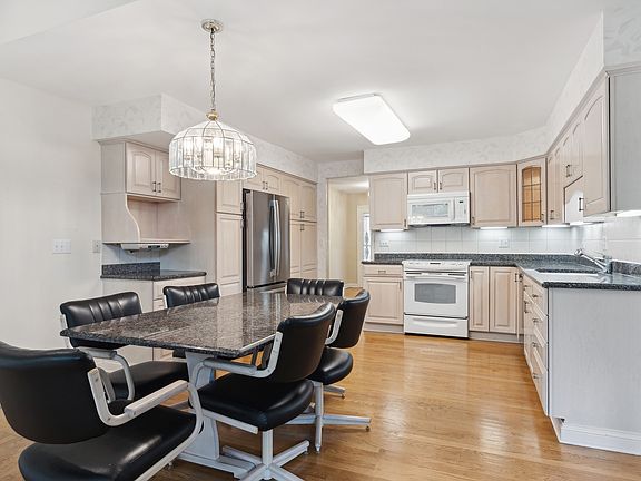 5th image of 2804 Lexington Ln