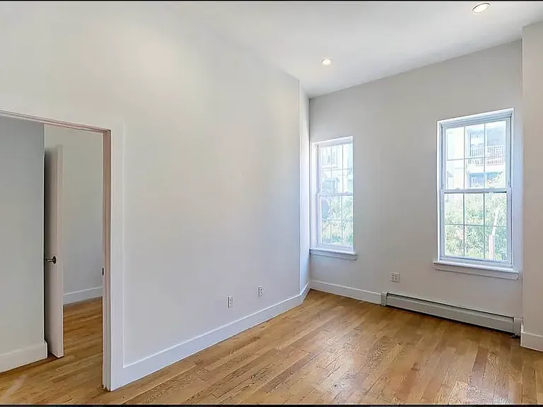 17 Goodwin Pl #2 — Photo 4