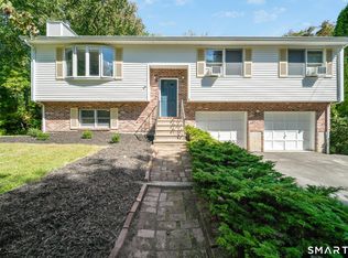 8 Wills Rd, Newtown, CT 06470