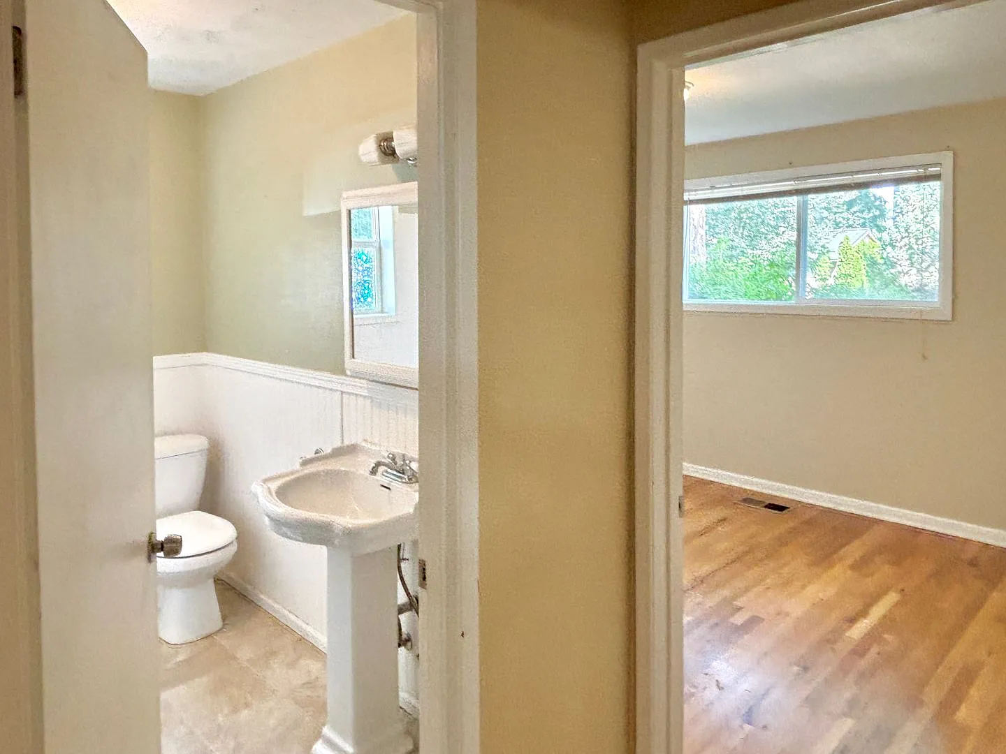 Mill Park Spacious Split-Level in Quiet, Quaint Neighborhood, with Detached Garage, Fenced Yard, A/C — Photo 4