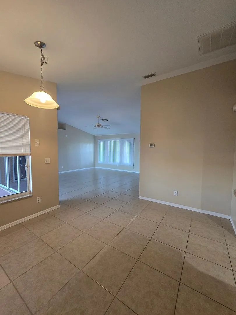 504 Trafalgar Pkwy — Photo 4